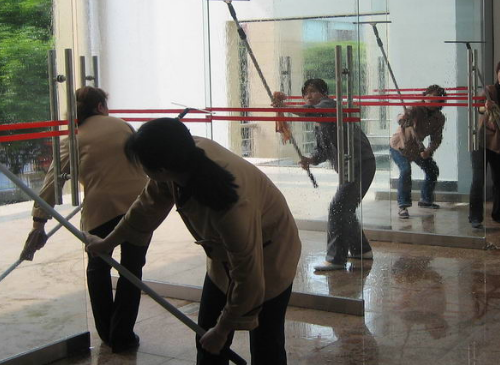 新房剛裝修完,如何快速有效的進(jìn)行開荒保潔呢?